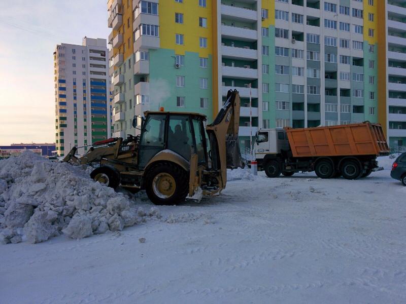 Продолжается уборка снега на придомовых территориях