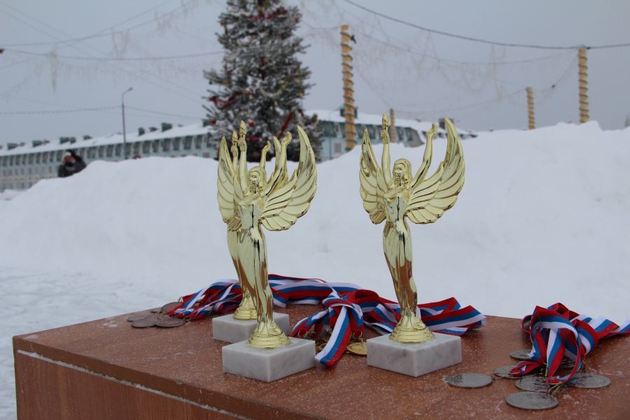 В пятницу на ледовой площадке города "Спутник" прошел хоккейный турнир среди школ Первомайского района