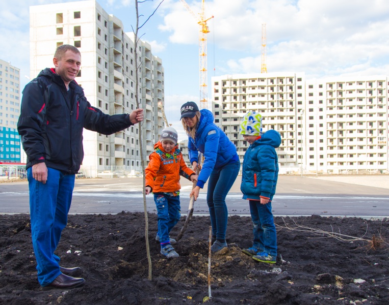 Первоклассники Спутника посадили деревья у школы